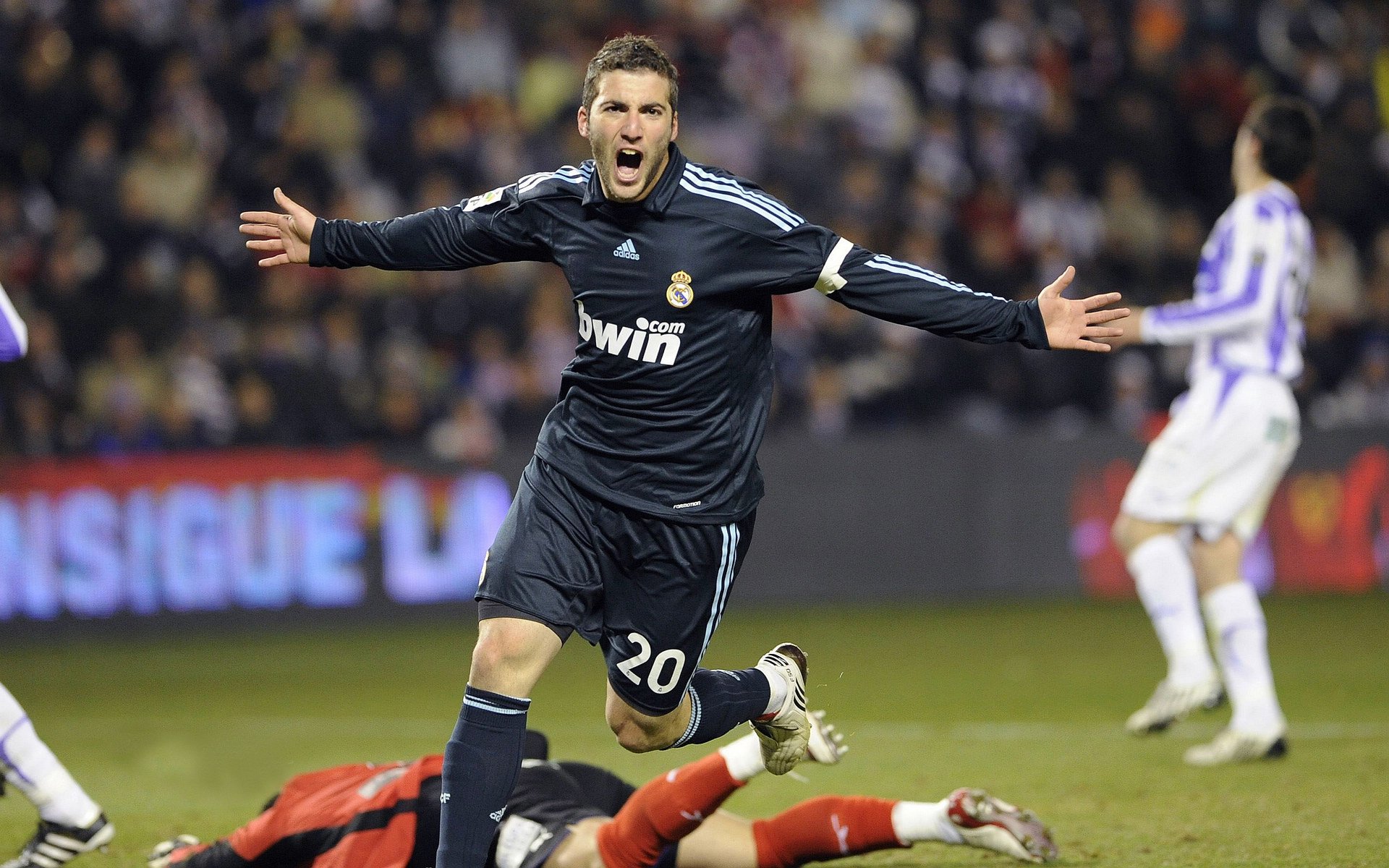 2013年总决赛第六场:热火在詹姆斯的带领下,经历加时逆转雷霆,最终以95-88获得冠军,詹姆斯荣膺FMVP。