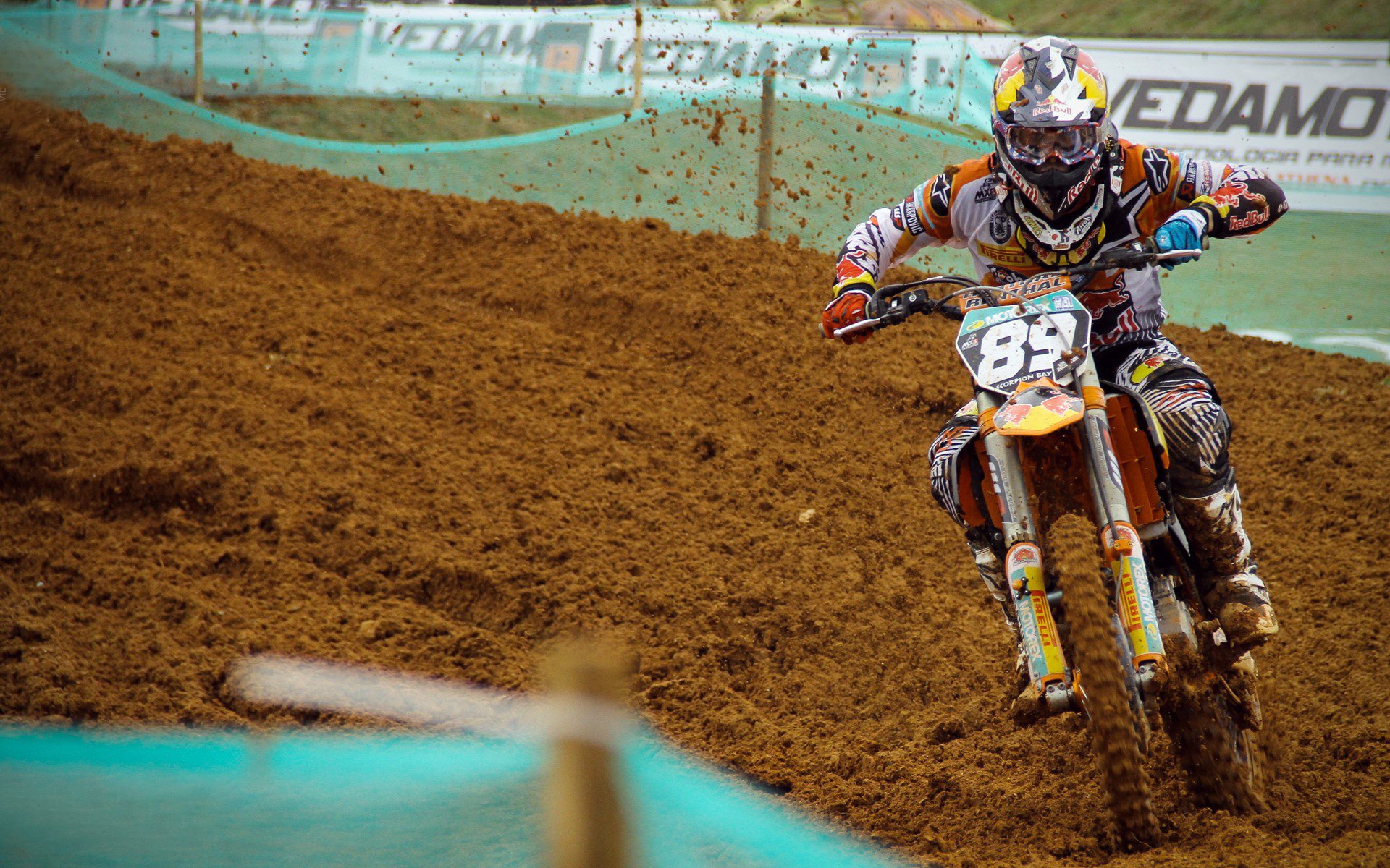 “战术较量：车队背后的智谋博弈”，车队阵型